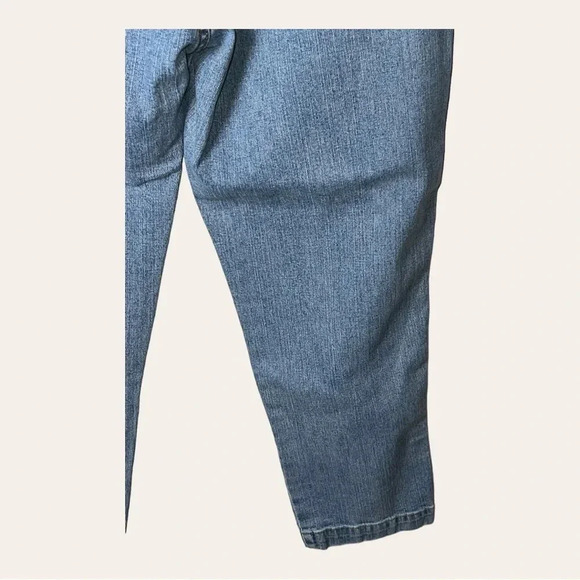 0017W. LEVI’S CAPRIS SLIT ON‎ SIDE LIGHTER WASH SIZE 6 - Picture 11 of 11